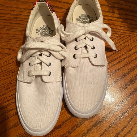 Mipacha Low Top Sneakers - Picture 6 of 14